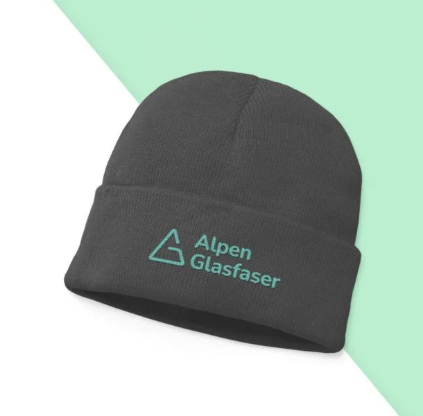 Hauben mit Logo für Alpen Glasfaser